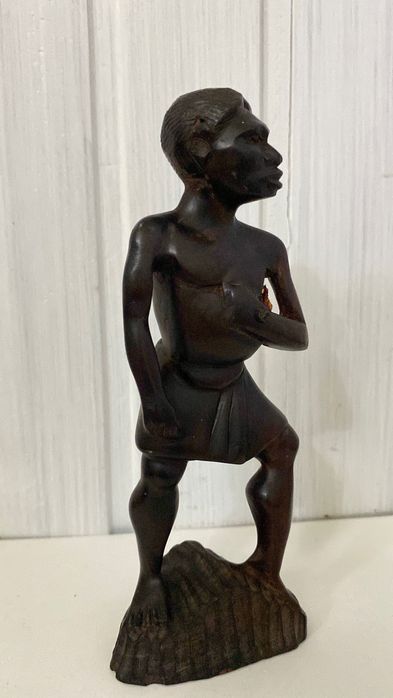 Estatueta Africana em madeira antiga.