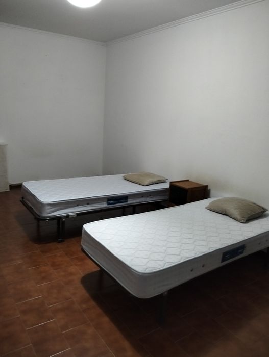 Aluga se quarto ( junto ao terminal rodoviário)