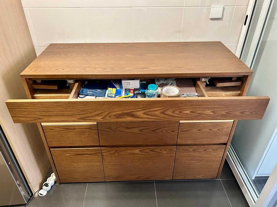 Móvel de cozinha com tampo extensível com várias funções.