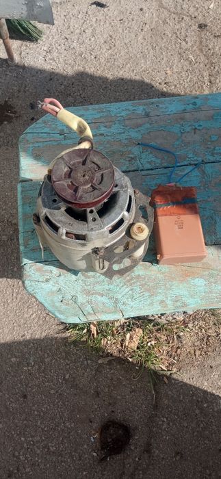 Двигатели со стиральных машин ( один с центрифугой).