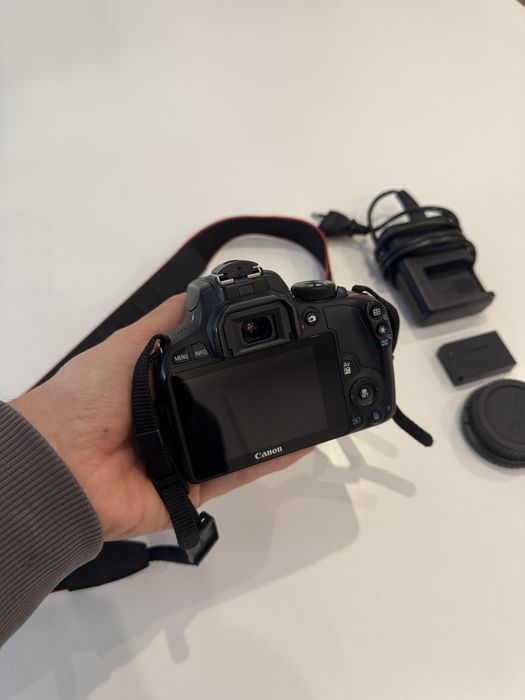 Canon EOS 100D + EF-S 18-55mm 1:3.5-5.6 IS STM