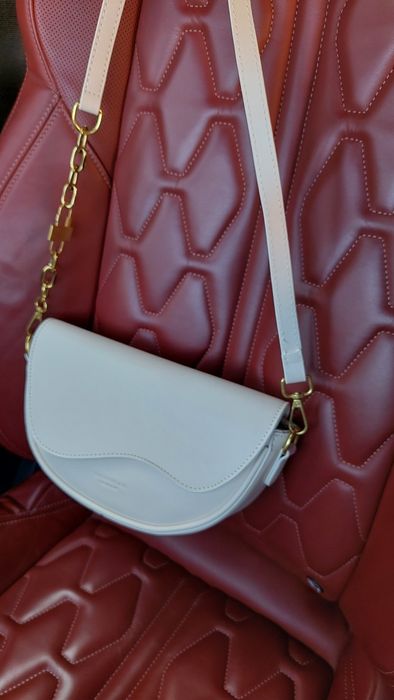 Torebki damskie w czarnym, brązowym i mlecznym kolorach