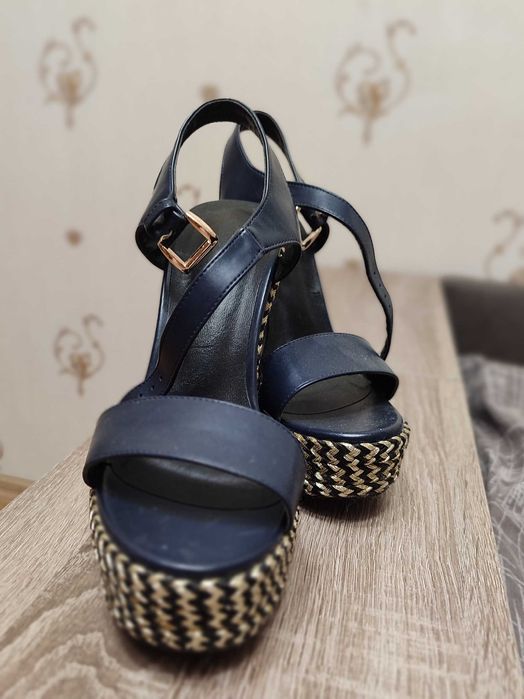 Продам босоніжки