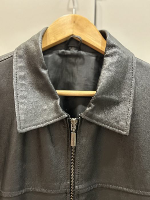 Класична чорна шкіряна куртка