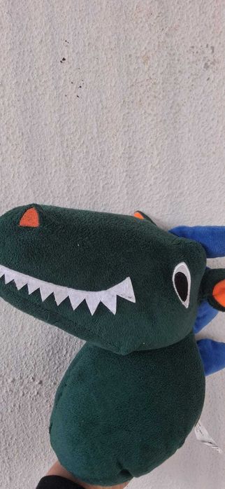 Peluches, bonecos, luvas de boxe e um búzio gigante