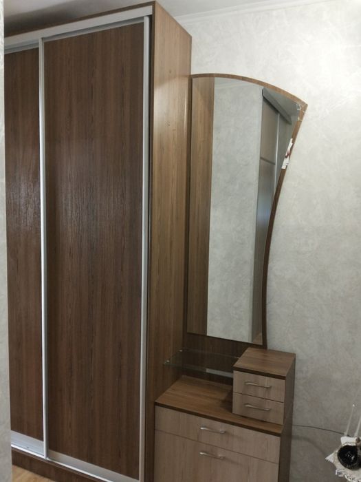 Продам прихожу яка складається з трьох частин вішалки, шафи купе і дзеркала, висота 2м.40см,ширина 2м.30см..