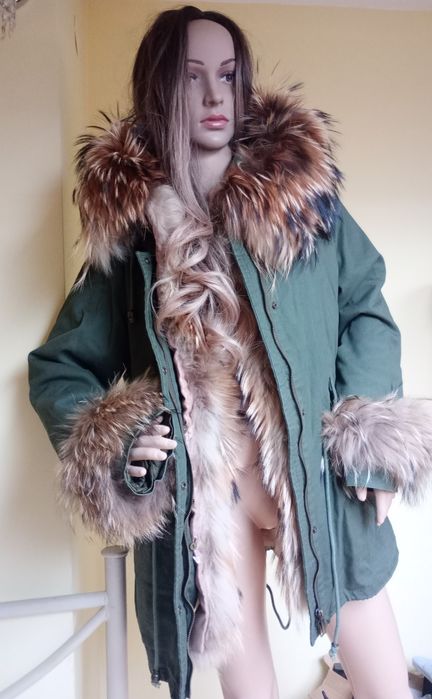 Piękna parka z jenotem podpinka królik