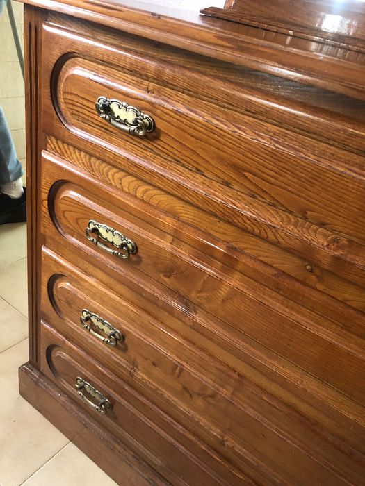 Cómoda de madeira maciça com espelho