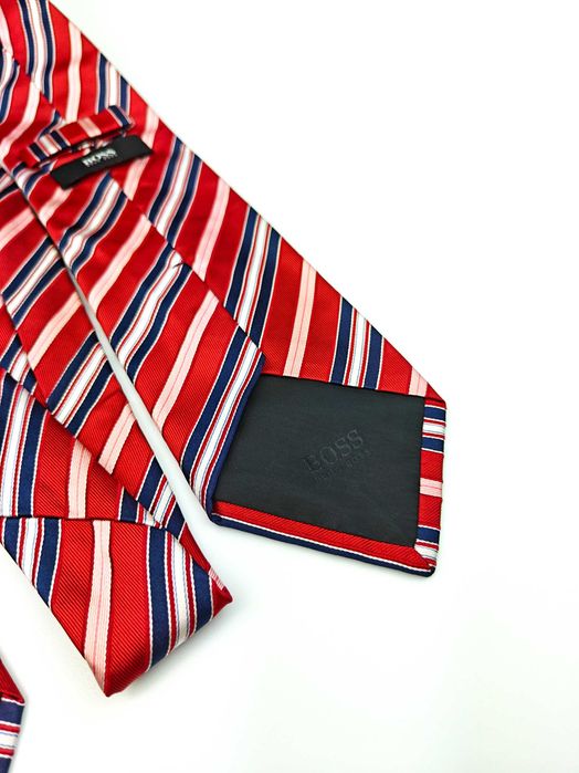 Hugo Boss Czerwony jedwabny krawat w paski paz135