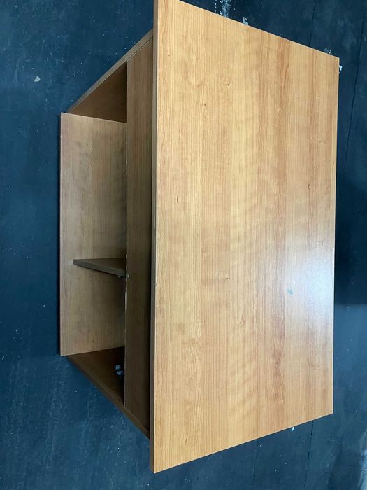 Secretária de madeira. Prática, com rodas e espaço para PC fixo.