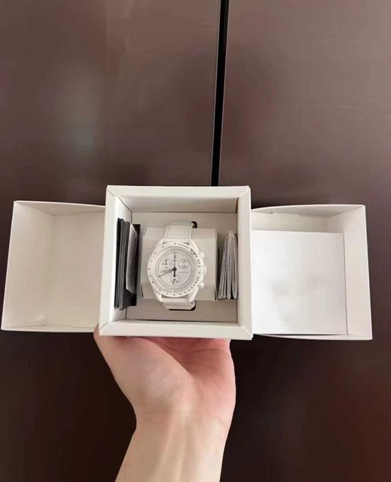 Swatch x Omega BioceramicMoonswatch MissionToMoonphase Snoopy
SO33W700