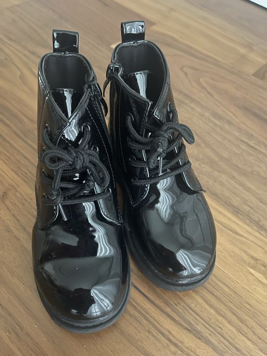Botas pretas verniz com atacadores e fecho na lateral
