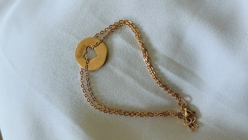 Pulseira em prata dourada com nome Sara