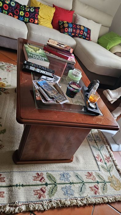 Mesa de centro em madeira maciça com tampo em vidro