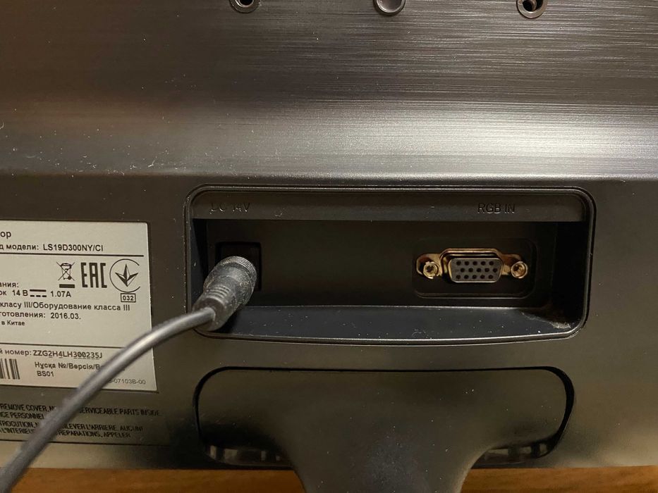 Монитор 19" Samsung S19D300N
