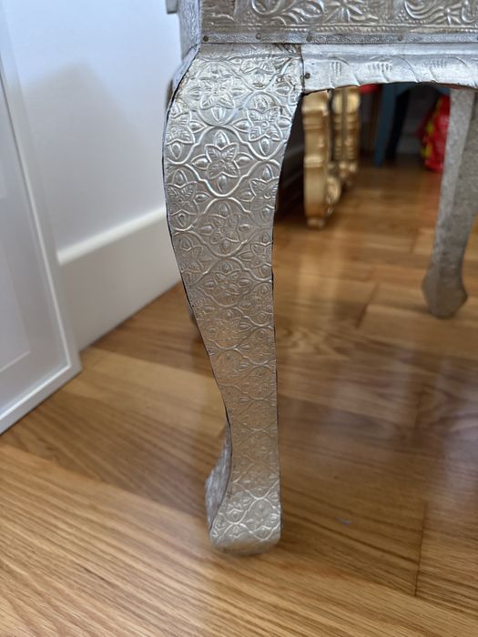 Mesa de apoio  estilo arabe forrada a chapa da Zara Home