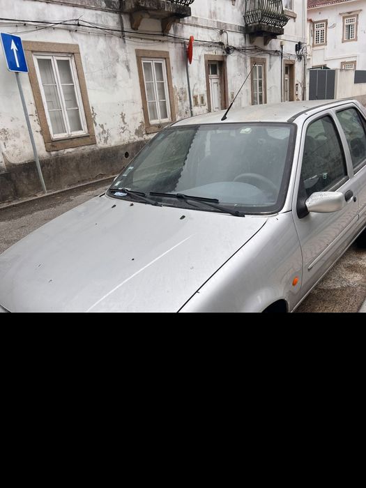 Ford Fiesta 1998, 93.660 km. Funcionava impecavelmente antes de ficar parado. Sem bateria, precisa de inspeção. Interior razoável. Chave suplente.