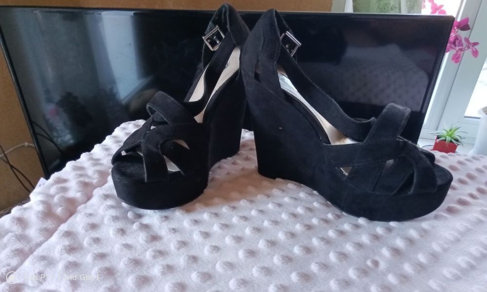 Продам босоніжки жіночі бу у гарному стані