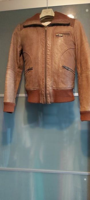 Blusão de pele, com fecho, impecável,, Berska, S/M