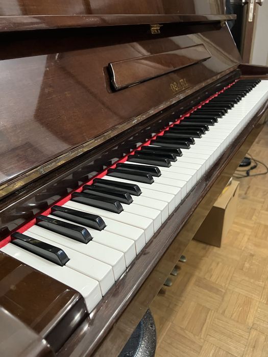 Piano vertical Osaki com história – para restauro