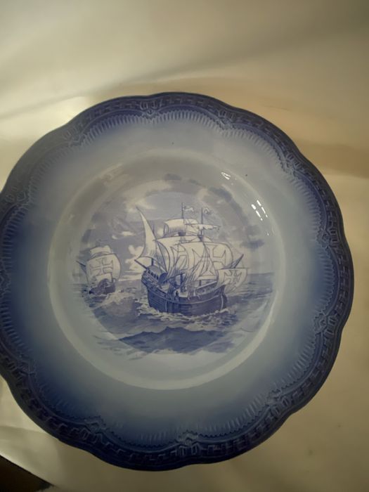 Prato com caravela em faianca de Sacavem