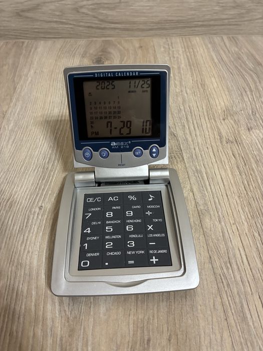 портативний цифровий календар із калькулятором