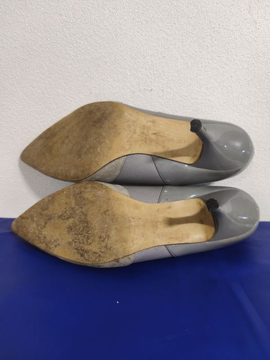 Sapato salto em tom cinza da Zara 40