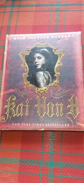 Книга про тату на англійській мові