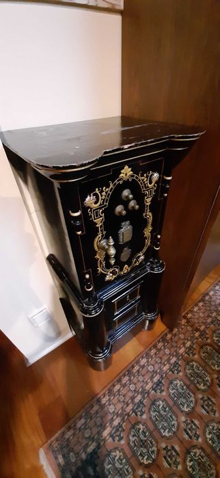 Cofre antigo numerado