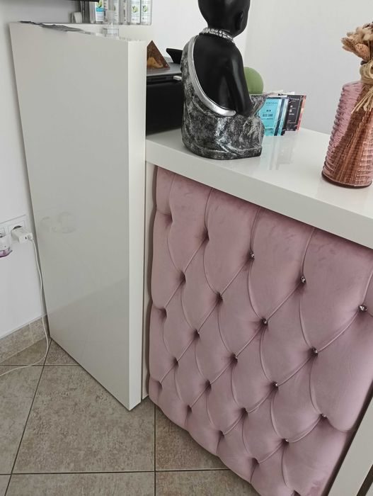 Balcão de recepção e mesa de estética