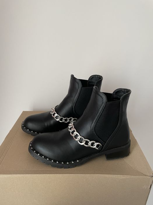 Czarne botki z łańcuchem