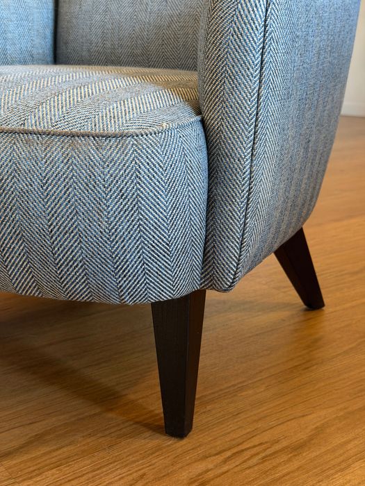 Poltronas azuis com pés de madeira