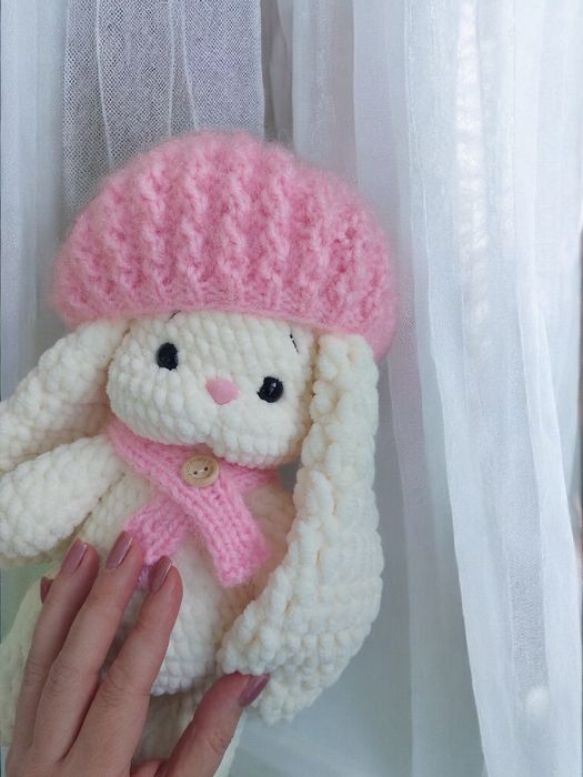 Мягкая вязаная игрушка зайчик с сердцем, подарок любимой девушке