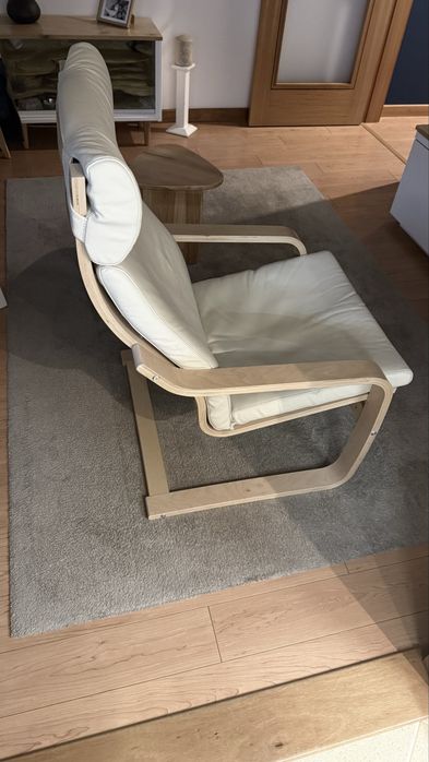 Poltronas POÄNG em madeira e em pele