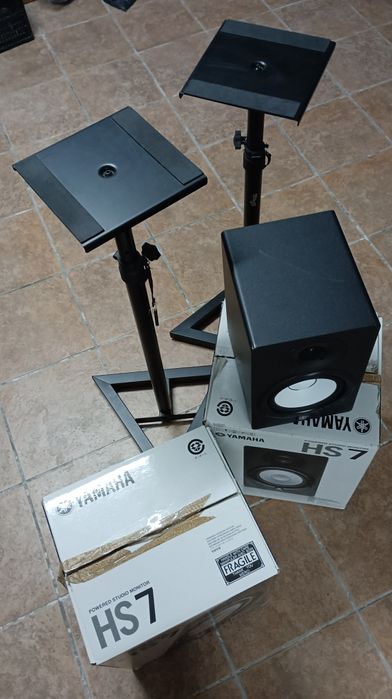 Colunas Yamaha HS 7 com suportes