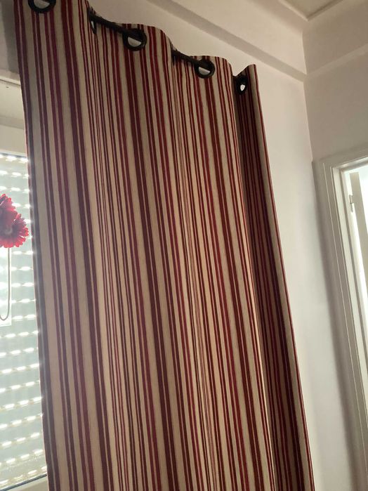 Cortinados compridos do gato preto e almofadas