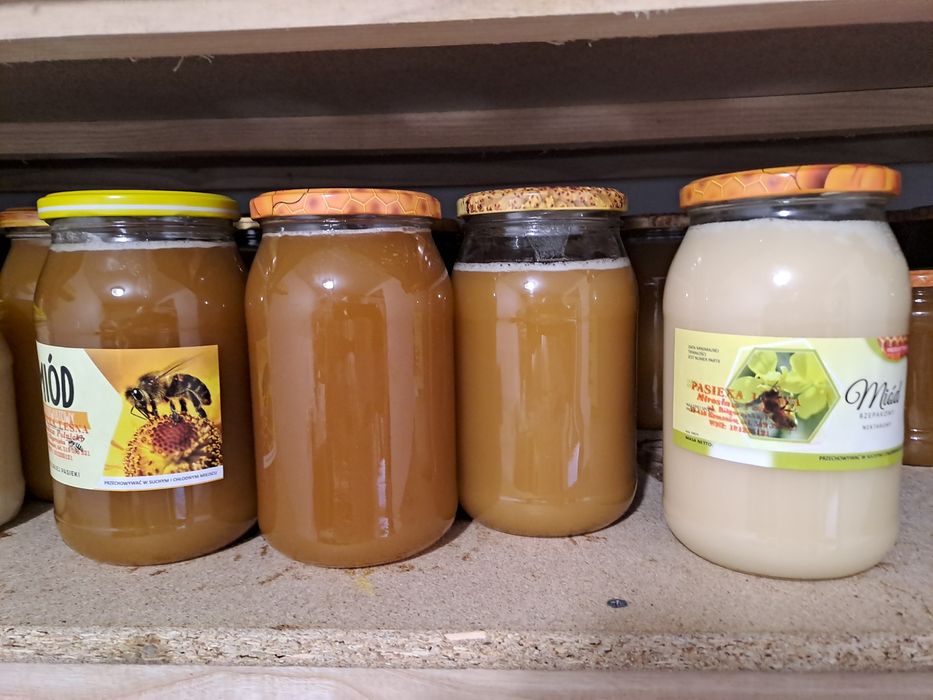 Miód z przydomowej pasieki.
