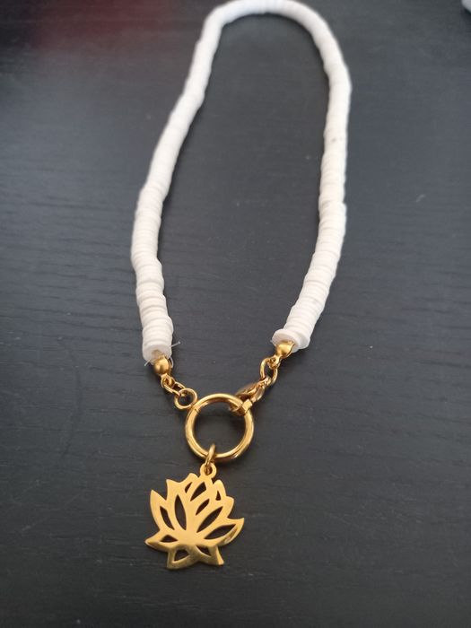 Colar branco com flor