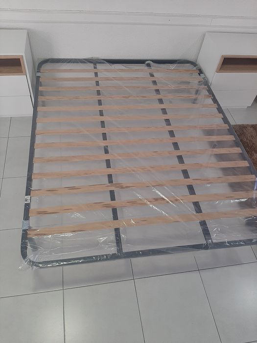 Colchão  e estrado com 6 pés  novo  195x150