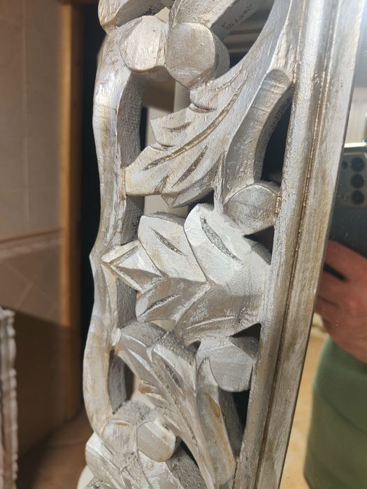 Espelho em madeira esculpida