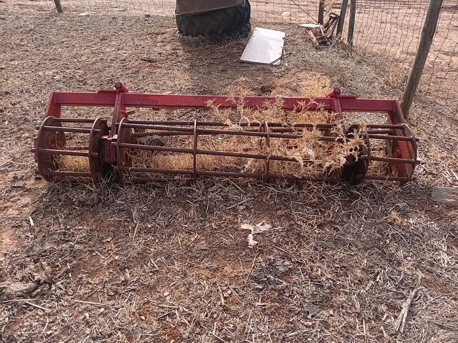 Chisel AGRATOR, com 9 bicos e rolo, em funcionamento.