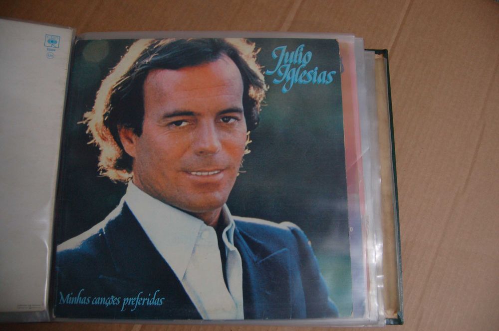 Discos de vinil de vários artistas famosos, alguns muito antigos.