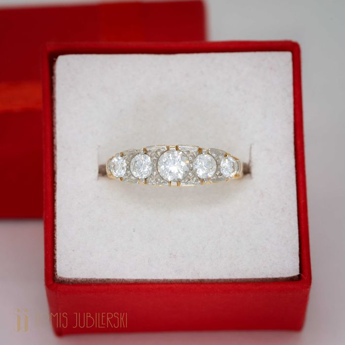 Złoty pierścionek z cyrkoniami.