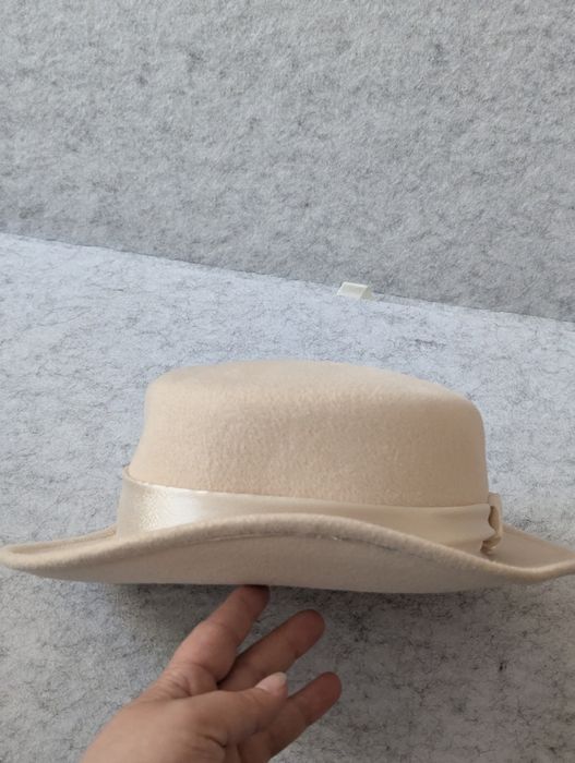 Kapelusz w filcu wełnianego jasny beż elegancki