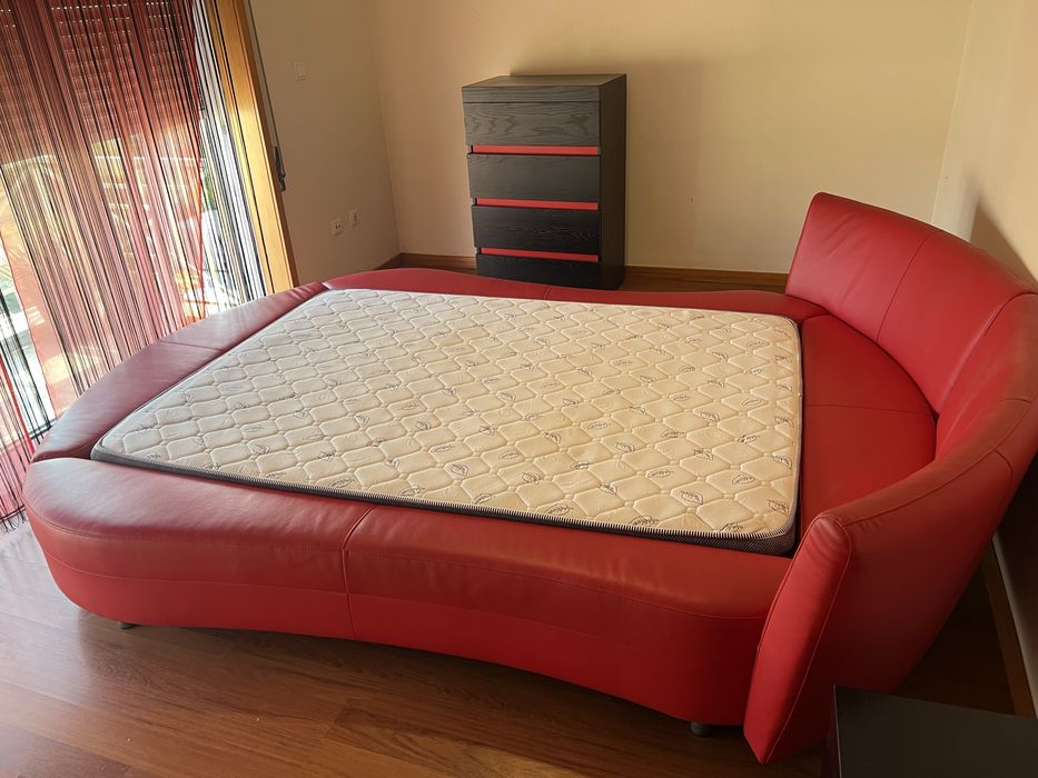 Cama casal em bom estado