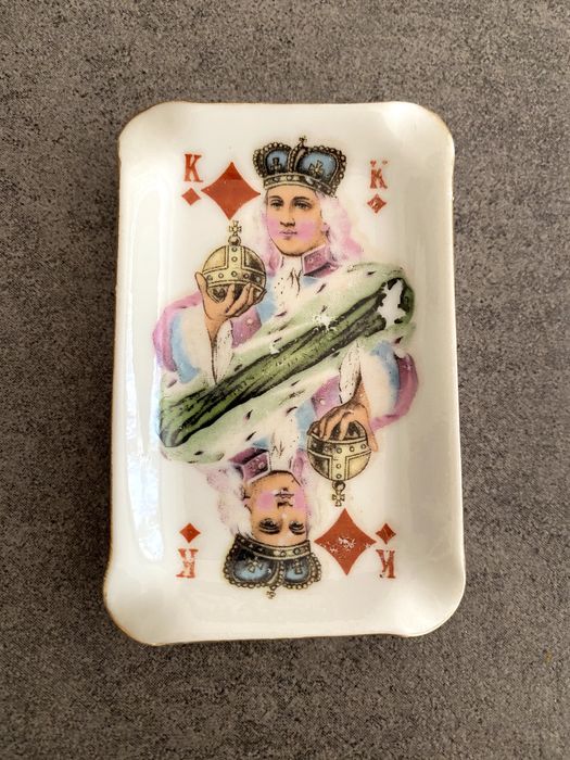 Pratos decorativos com cartas de jogar + suporte