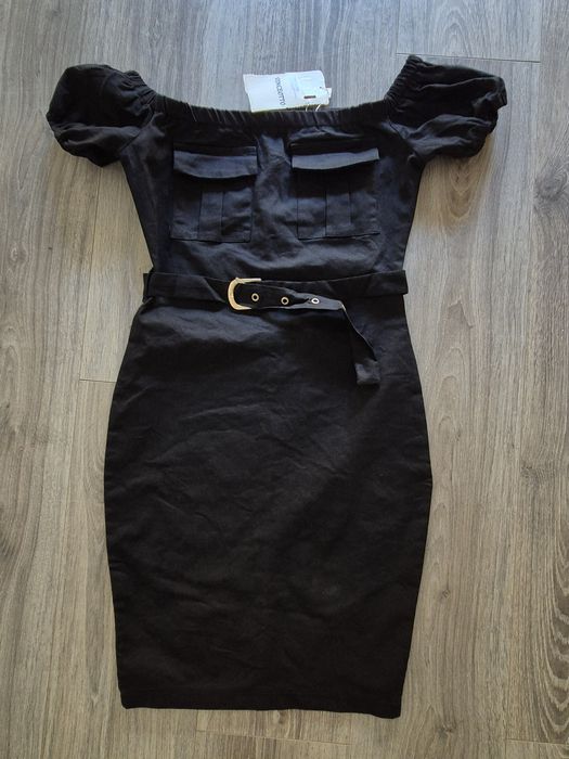 Vestido Preto Justo com Cinto

Tem dois pequenos bolsos no peito
Fecho