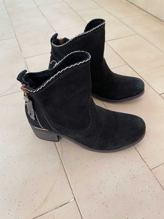 Botas pretas em camurça, tamanho 36