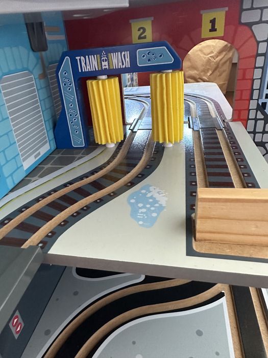 Pista comboios, grua, lavagem de carros e carrinhos