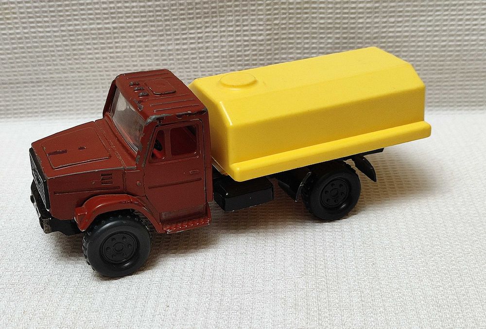 Модель автомобиля ЗИЛ-4331Ц Автоцистерна в масштабе 1:43
